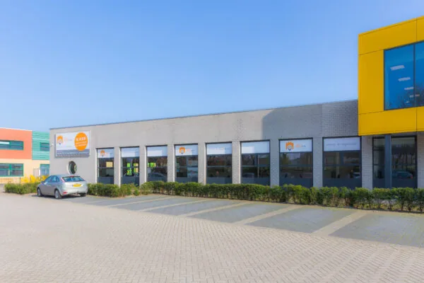 Bedrijfsverzamelgebouw aan de Niels Bohrweg met meerdere kantoorruimtes te huur.